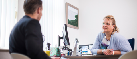huisarts in gesprek met patient 