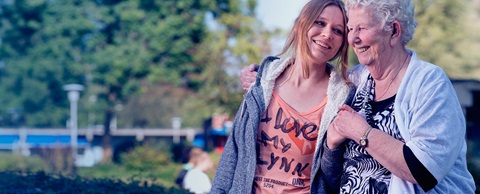 oudere vrouw met jongere vrouw aan de wandel