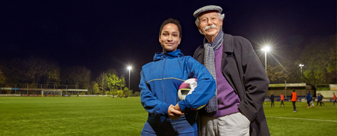 Vader en dochter op voetbalveld