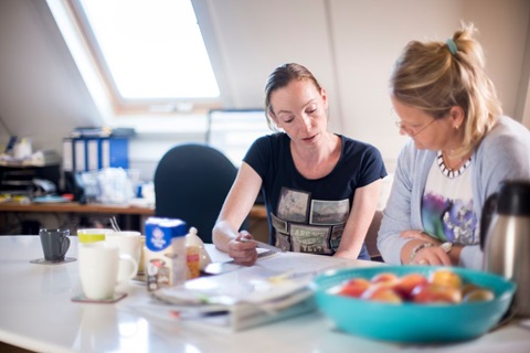 twee dames in overleg aan de keukentafel