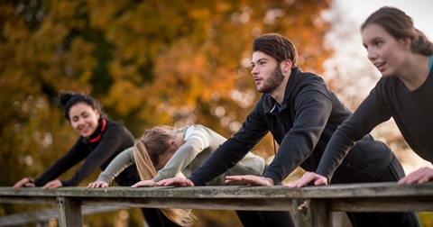 Sportende mensen in een park
