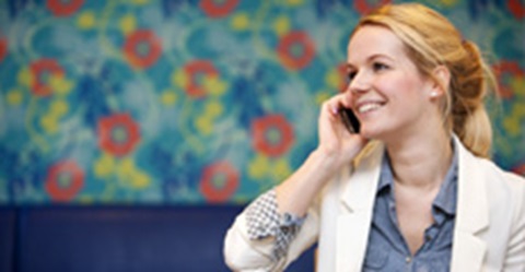 Dame aan het bellen