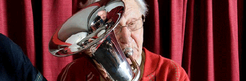 man speelt op tuba