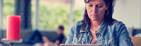 Vrouw leest op tablet
