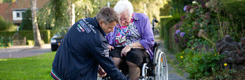 dame in rolstoel en mantelzorger