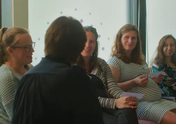 Zwangere vrouwen praten in groep