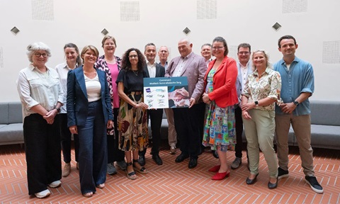 vertegenwoordigers van de organisaties ActiZ, InEen, LHV, NVAVG, Verenso, VGN en Zorgverzekeraars Nederland ondertekenen het convenant Medisch generalistische zorg