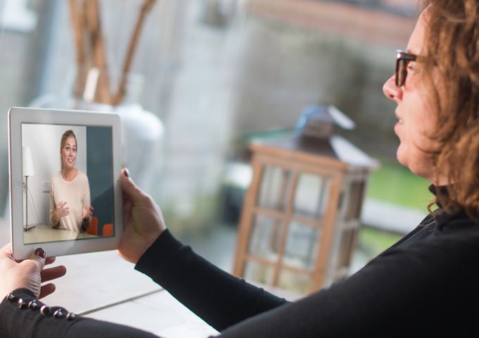 Vrouw communiceert via tablet