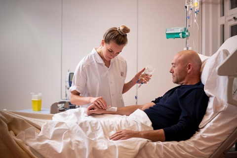 Man in ziekenhuis met verpleegster