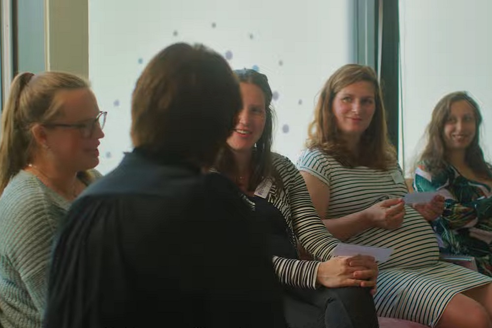 Zwangere vrouwen praten in groep