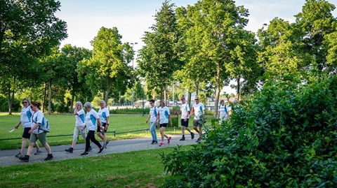 groep mensen wandelt