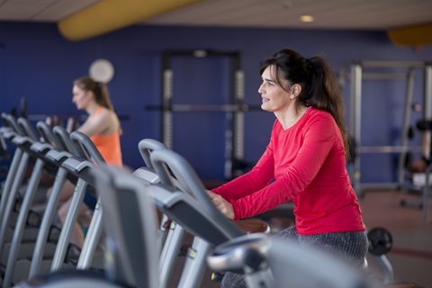 vrouw op hometrainer