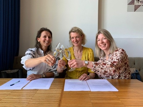 3 vrouwen heffen glas