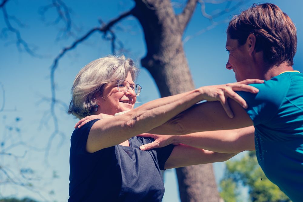 twee vrouwen aan het sporten samen buiten