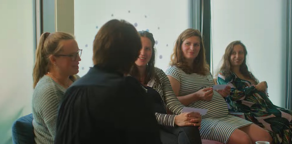 Zwangere vrouwen praten in een groep