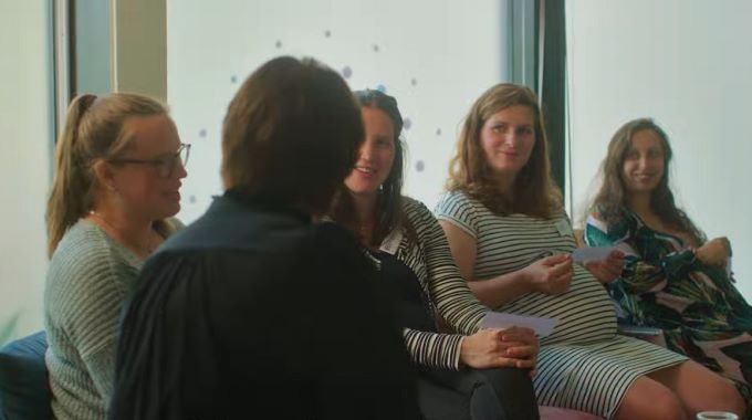 Zwangere vrouwen praten in een groep