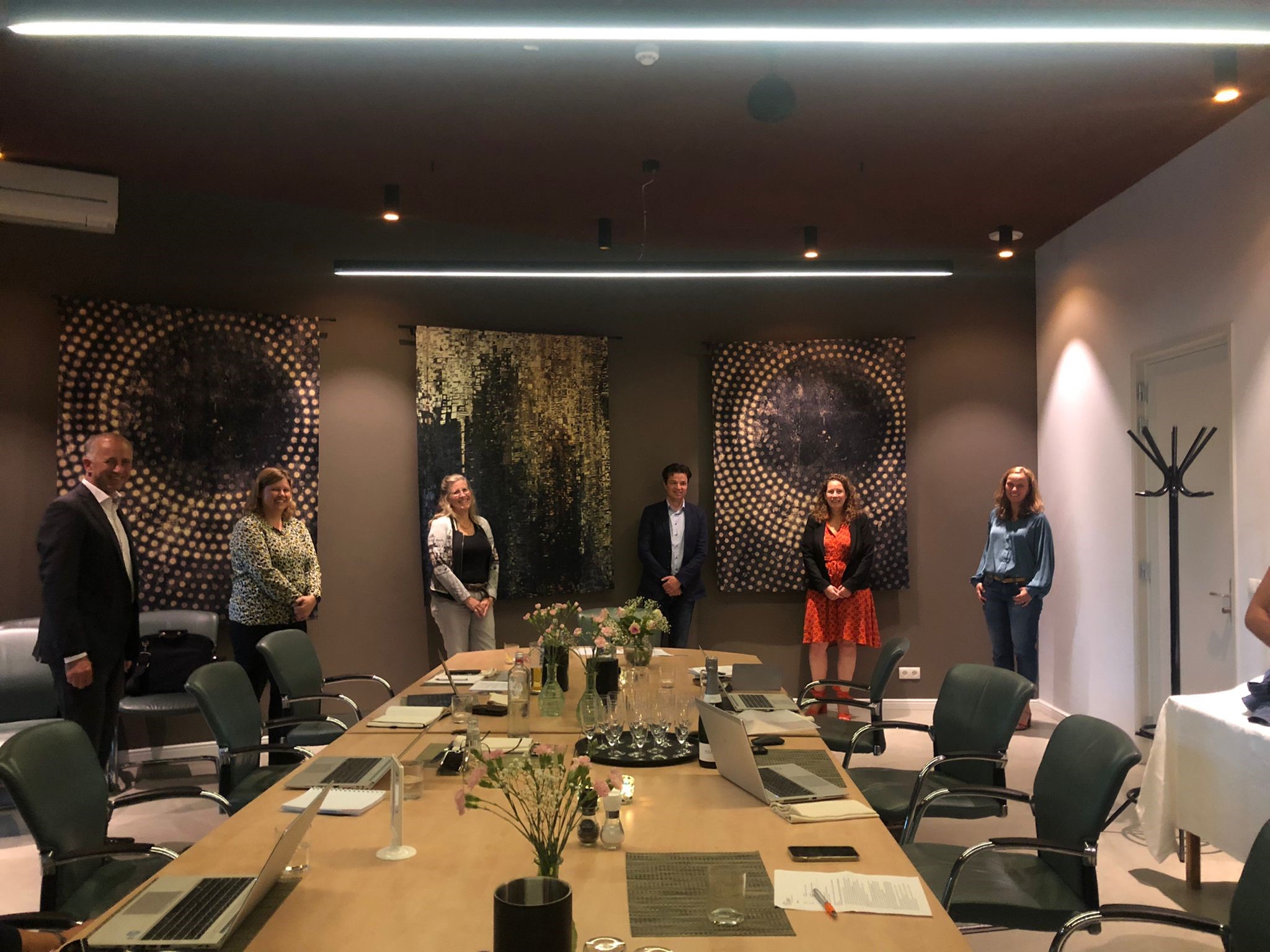 bestuurders staan om tafel