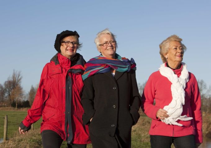 drie wandelende vrouwen