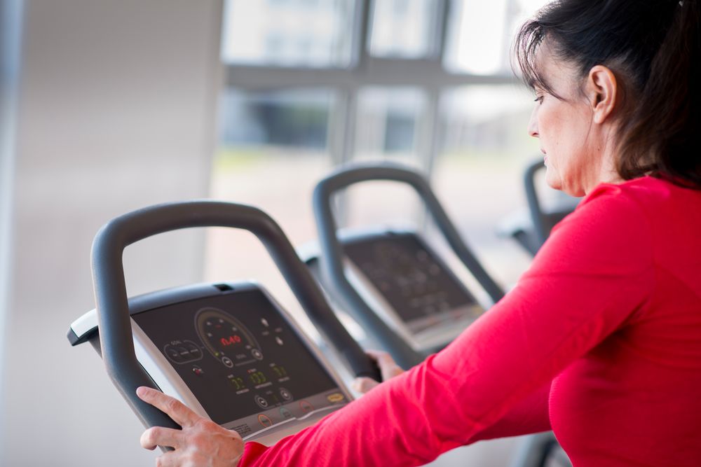 Vrouw oefent op fiets