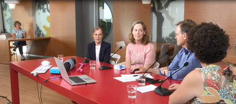 vrouwen luisteren naar man aan tafel